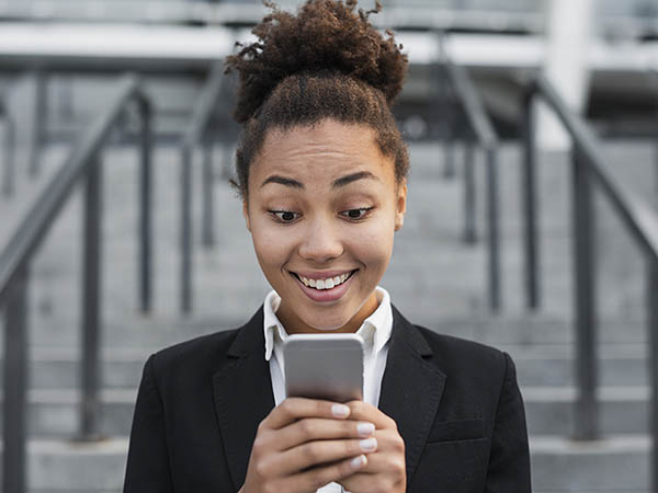 woman doing a leslinq microlearning